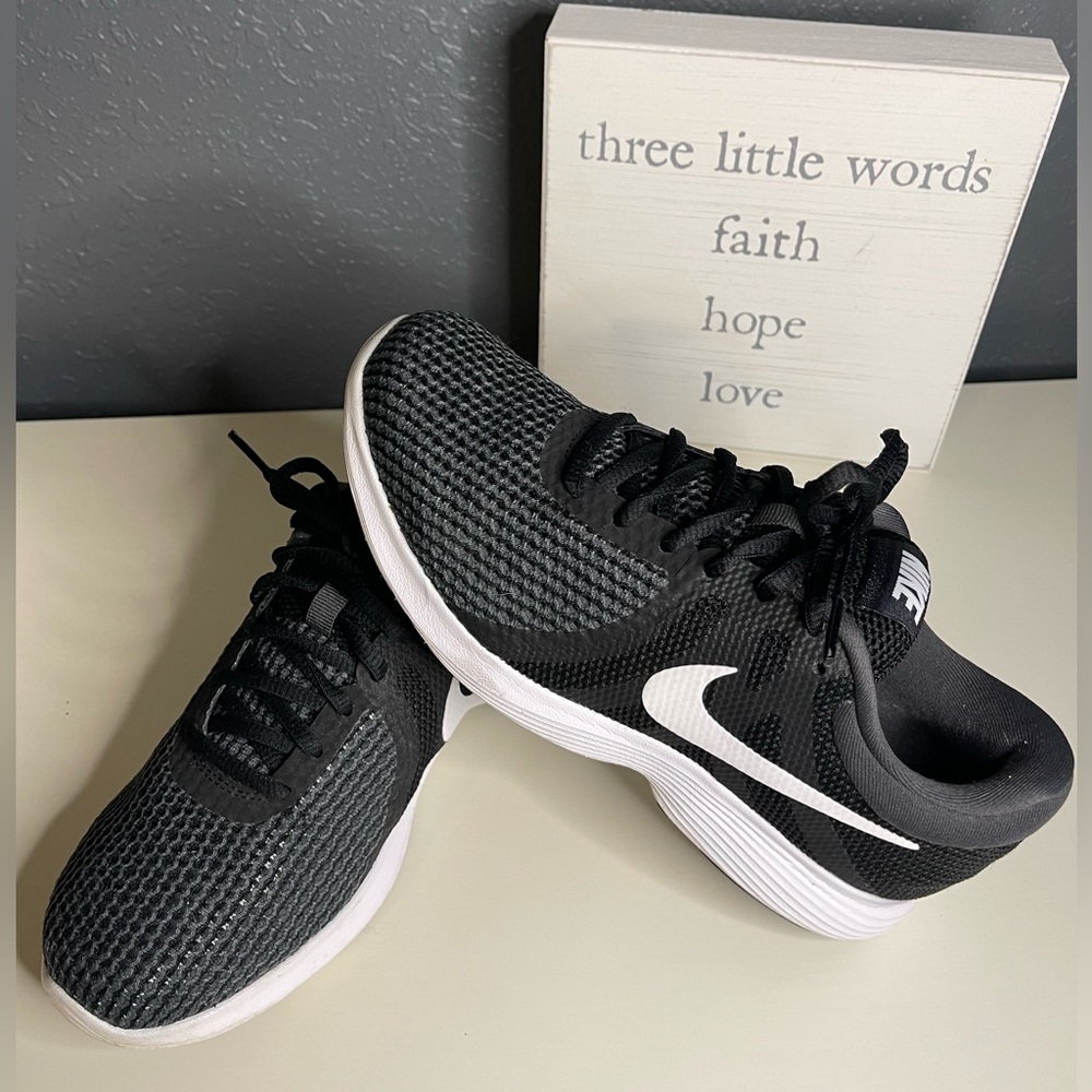Women’s Nike Revolution 4 Running shoes. Black/gray size 6.5M